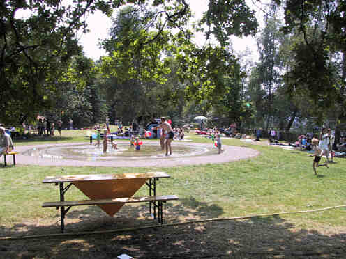 Kinderplanschbecken auf der Liegewiese
