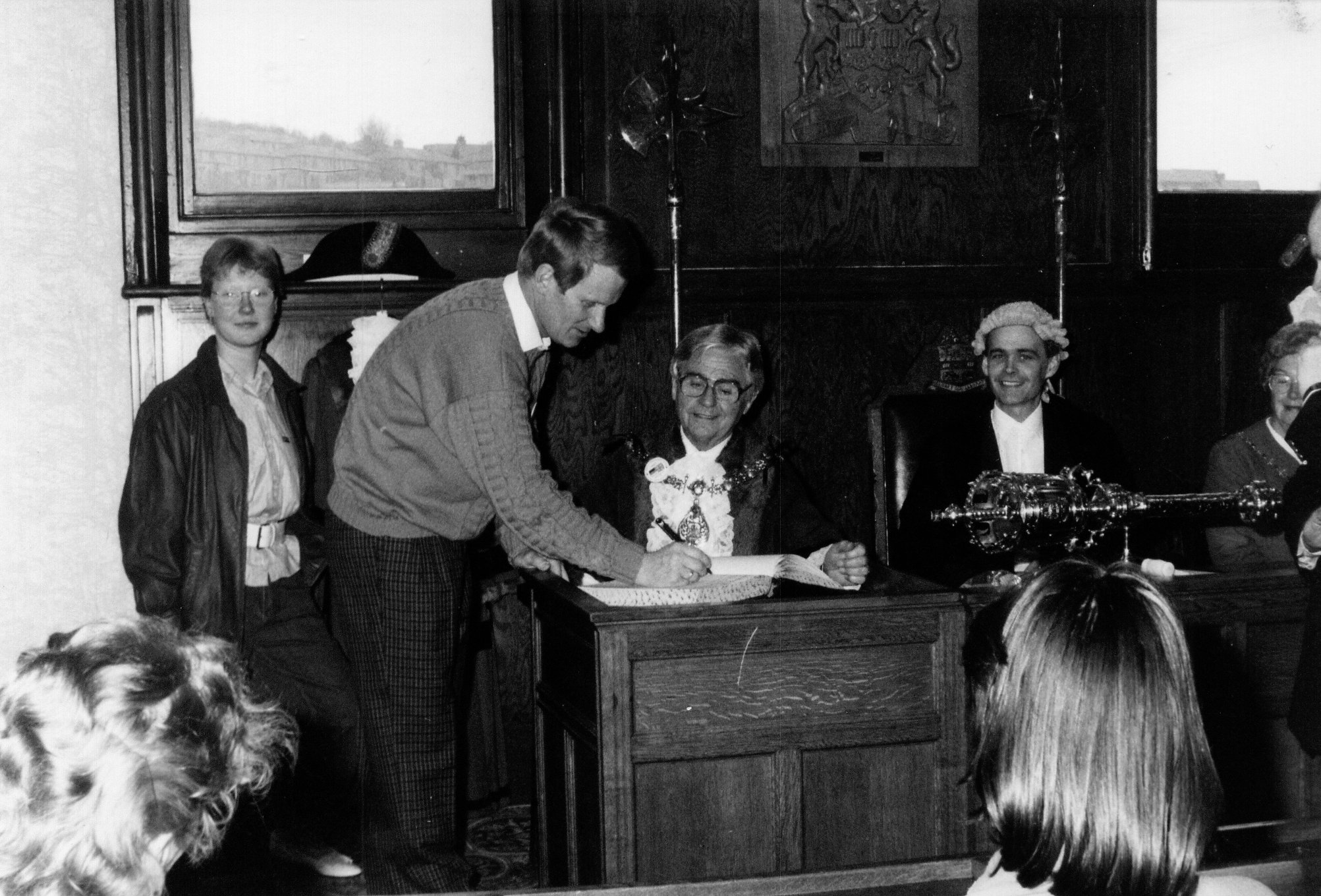 Rolf Herzog trägt sich 1987 ins Gästebuch der Partnerstadt Rossendale ein